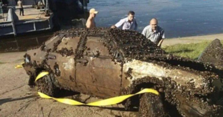 😲😲He accidentally found a car at the bottom of the river and called the police